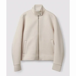 Kappa  - Säljer en jättefin kappa från cos, hör av dig vid frågor eller flera bilder🥰