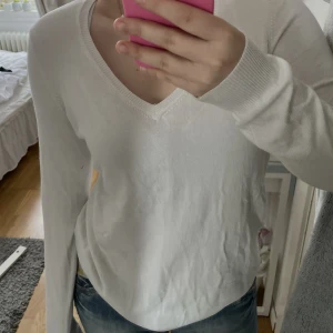 stickad tröja  - säljer denna tunnt stickade tröja. Använd ett fåtal gånger. Tröjan är i mycket bra skick och har inga defekter 💖