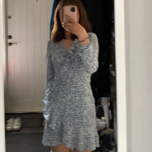 Somrig klänning  - Fin somrig klänning från only! Stl s. Endast använd fåtal gånger så i fint skick. Säljer för 150 + frakt 💕