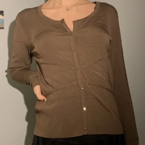 Brun cardigan - Så snygg tröja med coola detaljer som tyvärr inte kommer till användning. Den är skön och tillräckligt sval för sommaren. Pris kan diskuteras!💞💓