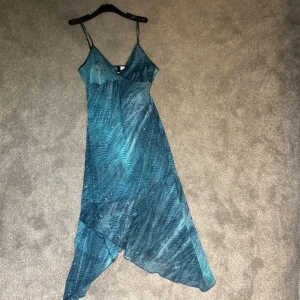 Somrig klänning  - Härlig korallblå linneklänning från HM. Med silverglittriga ränder. Gott skick.  Stl 38 