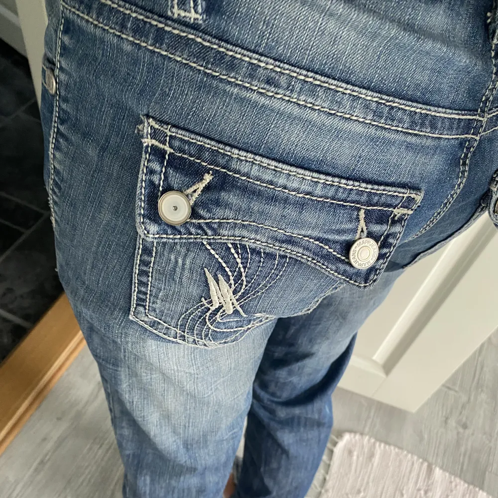Jeans med jättecoola fickor, märket på jeansen ser ni på sista bilden! Köparen står för frakt💕💕. Jeans & Byxor.