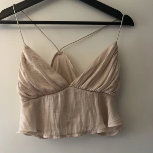 Sommar topp - Jätte söt beige sommar topp, med din rygg, aldrig använd
