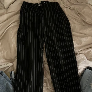 Randiga kostymbyxor  - Randiga kostymbyxor från NAKD. Aldrig använda. 