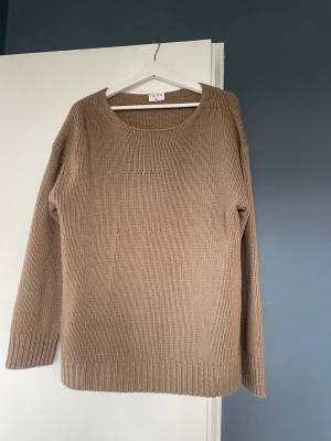 Stickad tröja Filippa K - Stickad tröja från Filippa K i ylle och kashmir. Nypris 2900kr. Storlek S. OBS aldrig använd.