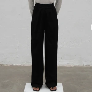 Kostymbyxor  - Jättefina kostymbyxor från adsgn💕 Köpta för ca ett halvår sedan för 799kr och säljer för 250kr, endast används ett fåtal gånger då de är lite stora för mig💕 skriv för fler bilder eller frågor (pris kan diskuteras vid snabb affär)