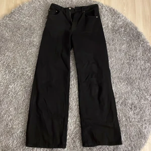 Jeans - högmidjade svarta jeans från gina tricot. Använda fåtal gånger, jätte fint skick!