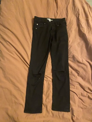 Jeans  - Väldigt fint skick, jeans som ska vara med hål i knäna, Om flera intresserade blir det bud 😊