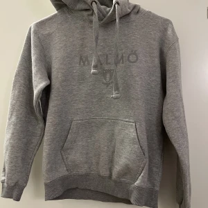 MFF hoodie - Grå malmö hoodie, med en ficka på magen. Ny pris: 449, använts 3-4 gånger. Bra skick.