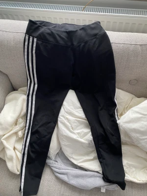 Adidas thights  - Adidas tights, åt det kortare hållet. Kan mötas upp i Göteborg, annars står köparen för frakten