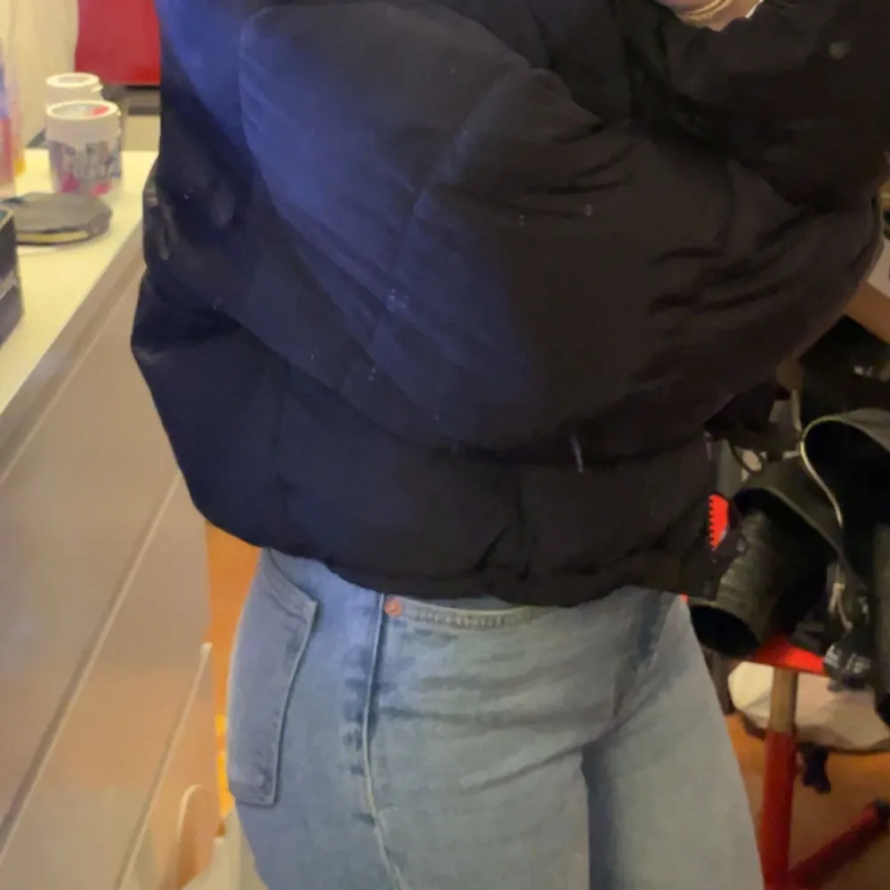 Säljer denna trendiga puffer jacket från Hm, köptes för 400 och använt i 2 månader, inga skador så nästan helt ny. . Jackor.