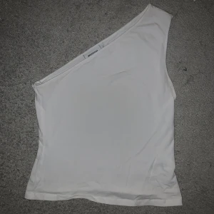 Weekday vitt one shoulder linne - Vitt one shoulder linne från weekday, i nyskick då jag aldrig använt det.