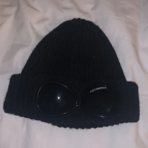 C.P Company Beanie - Köptes på Nk för 1100kr! Knappt använd, kanske en enstaka gång. Kvitto och Påse städades tyvärr bort av pappan, men ifall du vill ha digitalt bevis går det nog att gräva fram. Pris kan diskuteras