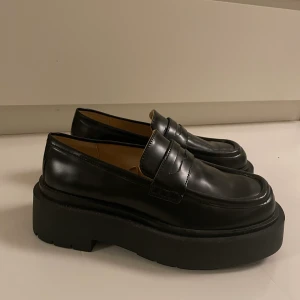 Platform Loafers - Helt oanvända Loafers i läder. Storlek 36 men passar även 36,5 eller en liten 37. 400kr + frakt