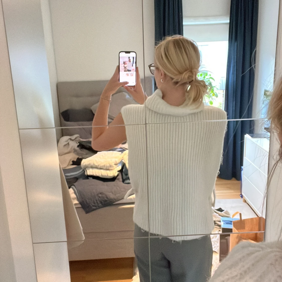 Stickad väst med öppna sidor - 91