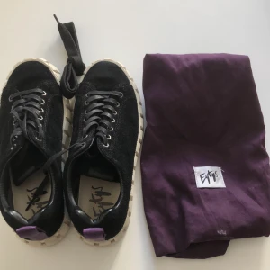 EYTYS 43 SVART MOCKA - EYTYS SVARTA MOCKA GOTT BEGAGNAT SKICK MED TILLHÖRANDE EYTYS PÅSE OCH EXTRA SNÖREN KAN PROVAS, HÄMTAS I SÖDRA STOCKHOLM SWISH BETAL