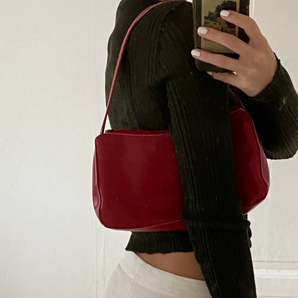 Säljer en röd liten väska, skriv vid intresse 🫶🏼. Väskor.