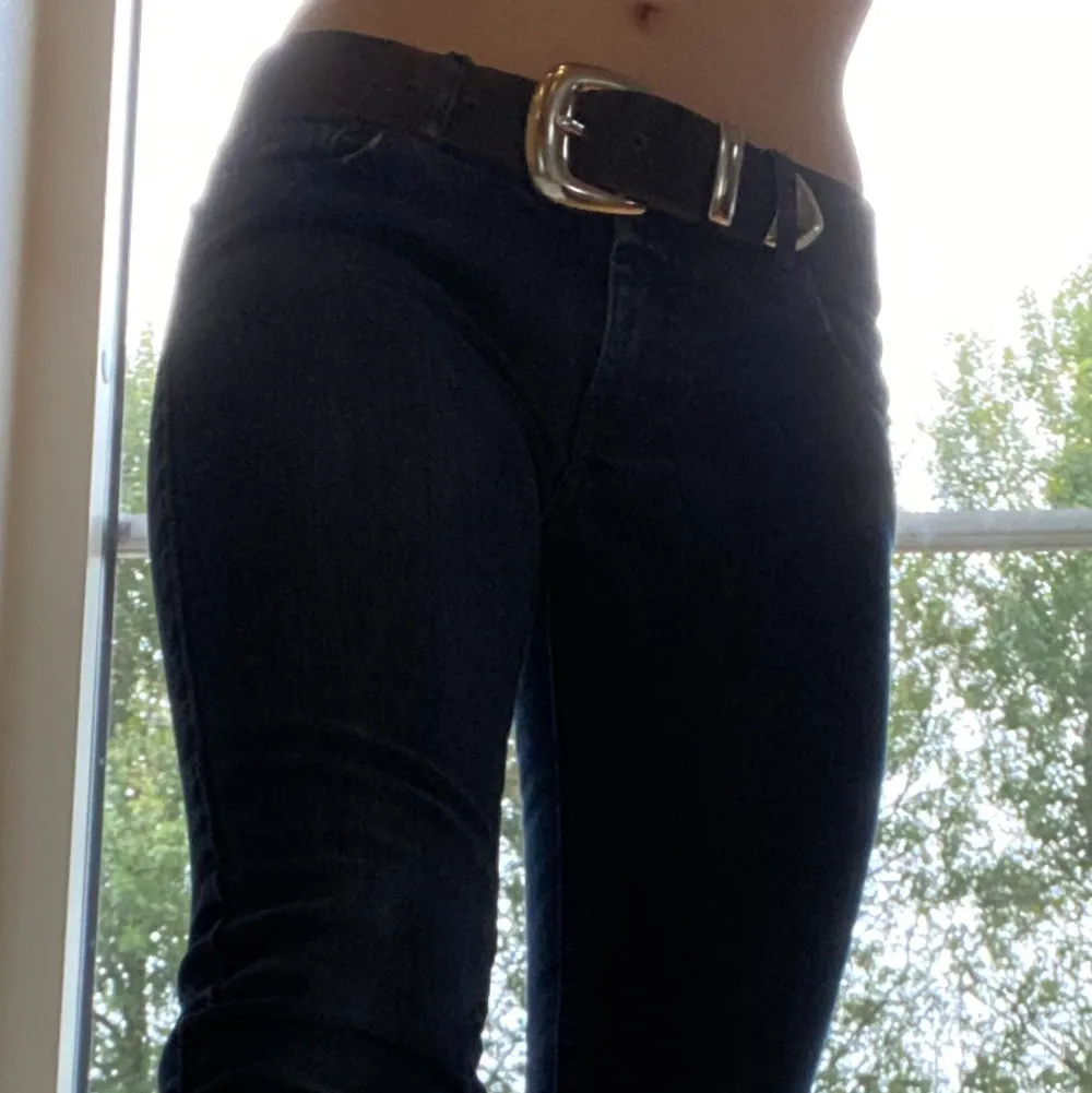 Supersnygga bootcut jeans!🤍 Saknar en liten knapp vid ena fickan med inget som märks. Innerbenslängd 80 cm och midja ca 73 cm. Man kan välja mellan spårbar frakt, eller utan spårbar frakt🫶🏻. Jeans & Byxor.