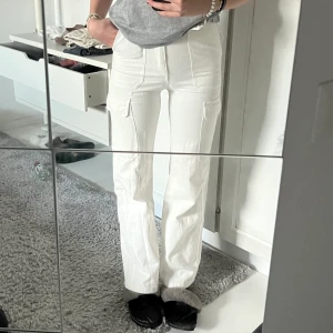 Cargobyxor zara - Zaras slutsålda cargobyxor. Använda 2 gånger bara. Men inte riktigt min stil. Strl 32. Jag är 165 typ. 