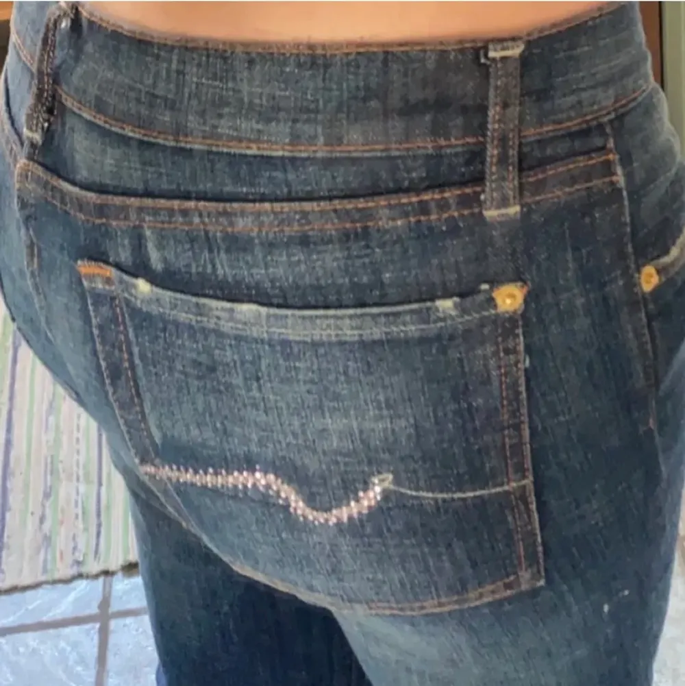 Lägger ut igen då köparen då köparen fick problem med betalningen. Säljer dessa jeans från ”7 for all mankind” då de är för stora för mig (bild 1 & 2 är lånade) . Köpta nyligen här på Plick. Lågmidjade och bootcut. Köparen står för frakt. Buda på!❤️. Jeans & Byxor.