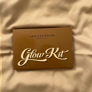 Anastasia beverly hills glow kit - Använd några gånger men fortfarande mycket produkt kvar, fräscht skick. Kan mötas elr frakta