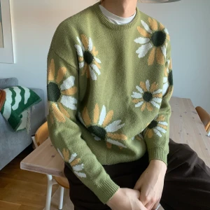 Blommig stickad tröja - Fin grön stickad tröja med vita blommor. Storlek M.