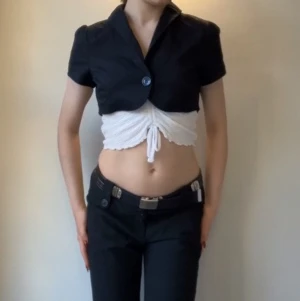 Svart väst - Svart ”väst” (inte den vita tröjan under). Fin att ha utanpå en tröja eller skjorta. Använd två gånger.