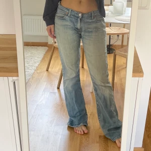 Low waist Levi’s  - Lågmidjade Levis bootcut, väldigt gamla och lösa.  Kan tyvärr inte se storlek men måttar gärna vid behov.  Kan se att de är en 34 längd iallafall, jag är normalt 26 i midja men kan även ha 25 och dessa är stora på mig. 