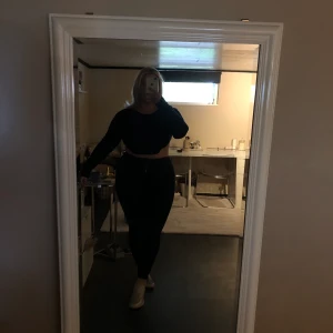 Tröja  - En svart tröja från NA-KD stl: L, den gå ner lite fram upp vid sidorna och gå ner lite där bak igen (kroppad) Helt ny använd Max 5 gången 