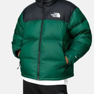 The North Face jacka - The north face jacka i grön. Har ett litet litet håll på ena armen därför extra billig 