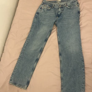 Låg midjade jeans - Säljer dessa låg midjade jeans som jag aldrig har använt, orsaken till det är att jag beställde fel storlek ich dem sitter alldeles för tajt på mig. Köptes för 500kr. +frakt 