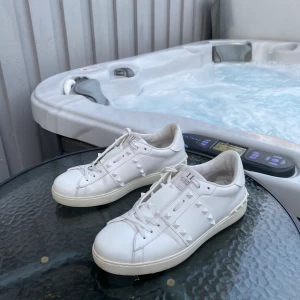 Valentino Skor - Säljer dess snygga Valentino’s som sitter tts. Skick 9,5/10. Tage’n medföljer!  Nypris: 6600 Priset kan diskuteras!