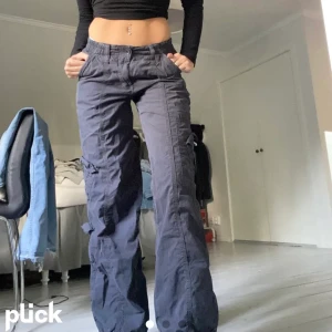  Manchester Cargo byxor - Carro byxor från Urban outfiters. Y2K-inspired cord cargo jeans by BDG första bilden är lånad :) Först till kvarn :) köp direkt för 400kr nypris 750kr