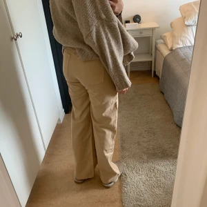 Vill bli av med - Vill bli av med de här jeansen ifrån Monki då de inte använda o bara tar plats. Använda Max 3 gånger. Storlek 26. Kom med bud. Kan sälja de för 30kr