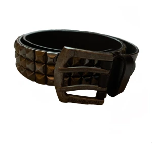 Nitbälte - Silver och guld nitbälte från jack&jones. Strl 95. Köparen står för frakten.