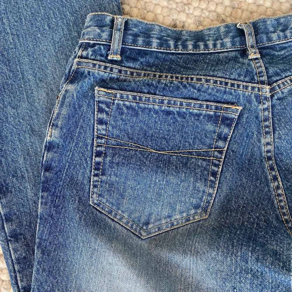 Jättefina lågmidjade jeans som ja köpte på plick men inte passade. Innebenslängd 83 storlek s. Ett hål som syns på första bilden skriv för mer info. Jeans & Byxor.