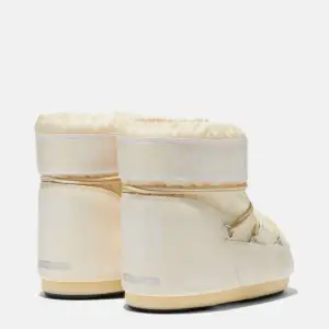 INTRESSEKOLL! Jag kanske vill sälja mina low moon boots i färgen Cream. De är köpta förra vintern. Använda ngr  ggr. De är i fint skick och har hållts bra. De är lite smusiga där fram men övrigt i väldigt fint skick! Skriv till mig för fler bilder💞