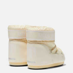 Cream Moon Boots - INTRESSEKOLL! Jag kanske vill sälja mina low moon boots i färgen Cream. De är köpta förra vintern. Använda ngr  ggr. De är i fint skick och har hållts bra. De är lite smusiga där fram men övrigt i väldigt fint skick! Skriv till mig för fler bilder💞