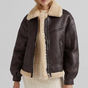 Brun aviator jacka  - En brun aviator jacka från Bershka. Sitter oversized och är i storleken S. Köpt för 699kr, säljs för 299kr🤎