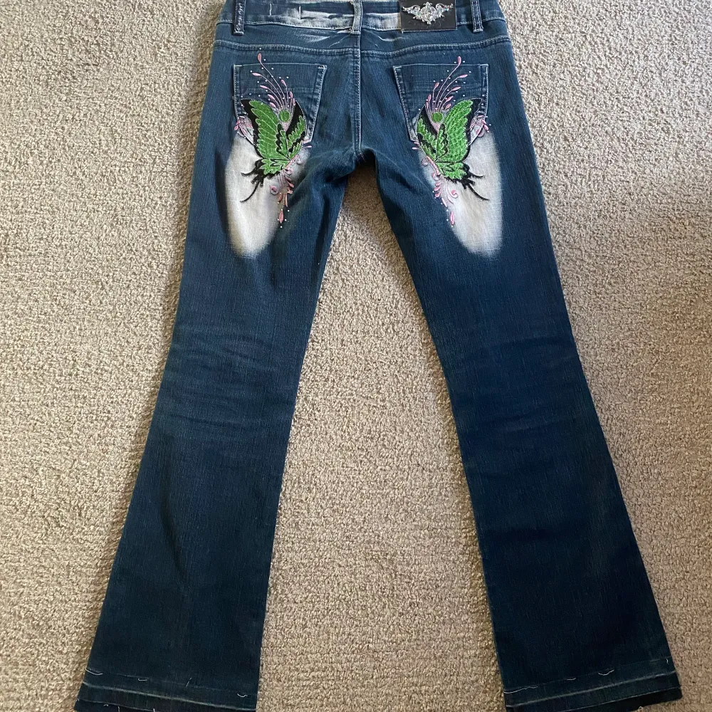 Jättefina och coola crazy age jeans i fint skick då de endast är använda en gång pga storlek ej passade mig ♥️ Är i storlek 28 med midjemåttet 88, och är lowwaist samt bootcut. Köpte för 900 men säljer för 700. Skriv vid intresse och frågor osv♥️♥️ . Jeans & Byxor.