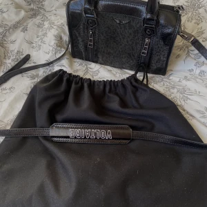 Zadig Väska - Säljer min jätte fina ” Sunny Lea - noir ” väska från Zadig💘 Som är helt SLUTSÅLD på hemsidan! Den är i bra skick och köpt i somras så den är väldigt sparsamt använd!💞 Köpte den för för nypris men säljer för 3000kr