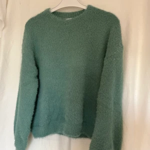 Mysig grön tröja  - Tröja från Lindex kids storlek 158/164 men passar mig som har S/M vanligtvis. 