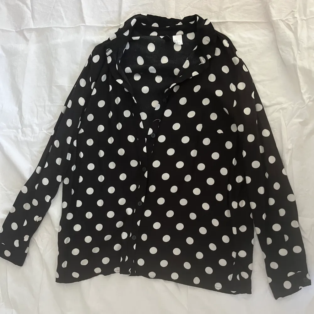 Superfin vitprickig svart skjorta från H&M divided i storlek 40. Fint skick, knappt använd. Gjord i 100% viskos. 120kr inklusive frakt<3. Skjortor.