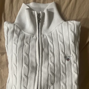 Gant kofta - Kabelstickad kofta från gant med dragkedja 💕