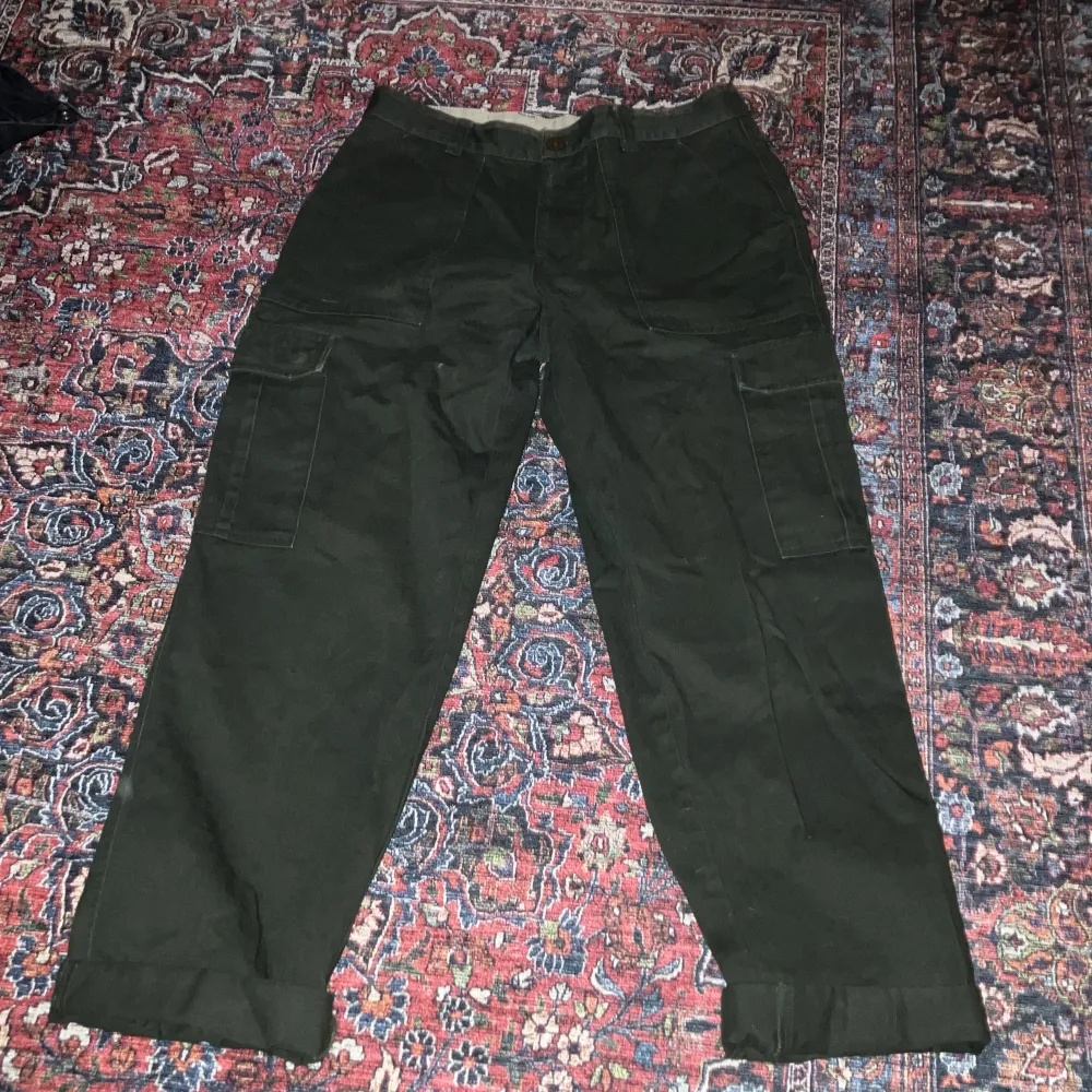 ett par baggy gröna cargos köpta på plick !. Jeans & Byxor.