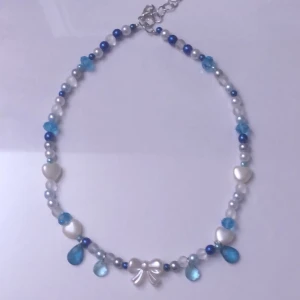 GULLIGT HANDMADE HALSBAND - handgjort halsband med blandning av glas och plastpärlor <3 DM FÖR FLER BILDER!! köp kommer med extra grejer som klistermärken osv! 