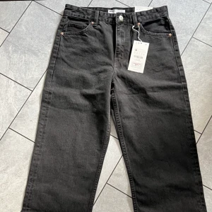 Jeans  - Helt oanvända jeans från bershka säljs pga jag beställde fel storlek