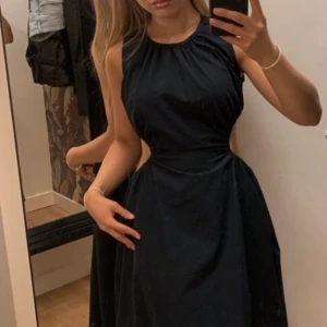 STYLEIN klänning -  elegant klänning från Stylein köpt på Johnells butik. Lyxbetonad känsla när du bär den. Burits endast i provrummet. Prislapp sitter på. Kvitto, pappersomslag & påse finns kvar. Lägger ut för att se om intresse finns. Pris förhandlingsbart