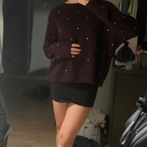 Stickad tröja  - Säljer denna superfina stickade tröja från hm med diamanter på. Den är i storlek L men liten i storleken då den passar mig som har S. Använd max 2 gånger så är i superbra skick. Köparen står för frakt!💕