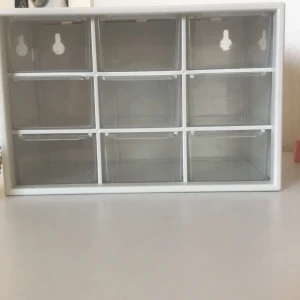 En låda  - Säljer denna lådan som man kan ha massor av saker i, som ni ser så finns det en spricka men det är inget som stör:) jag postar den men då kostar frakten eller om ni vill mötas upp